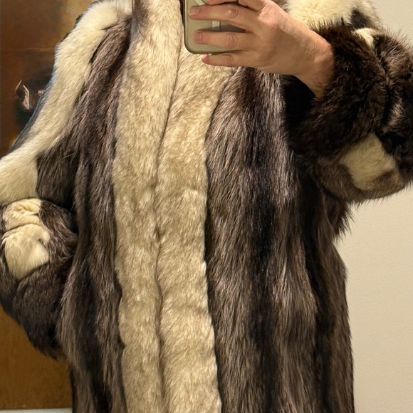 Luxurious Vintage Fox Fur Coat - Picture 8 of 8